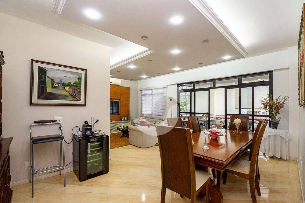  - Apartamento com 200m2, 4 quartos,varanda,dependencia,sol da manha, 2 vagas- otima loclização . Aceita permuta.em Icarai