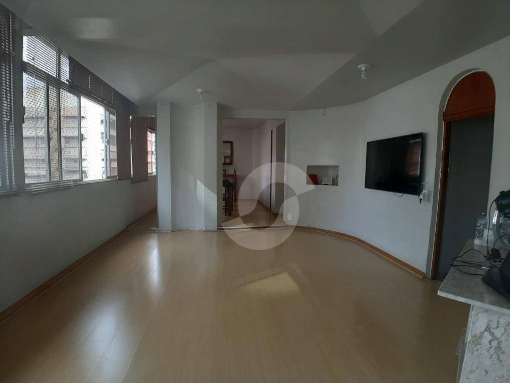  - Apartamento de 3 quartos e 2 vagas no miolo de Icaraí