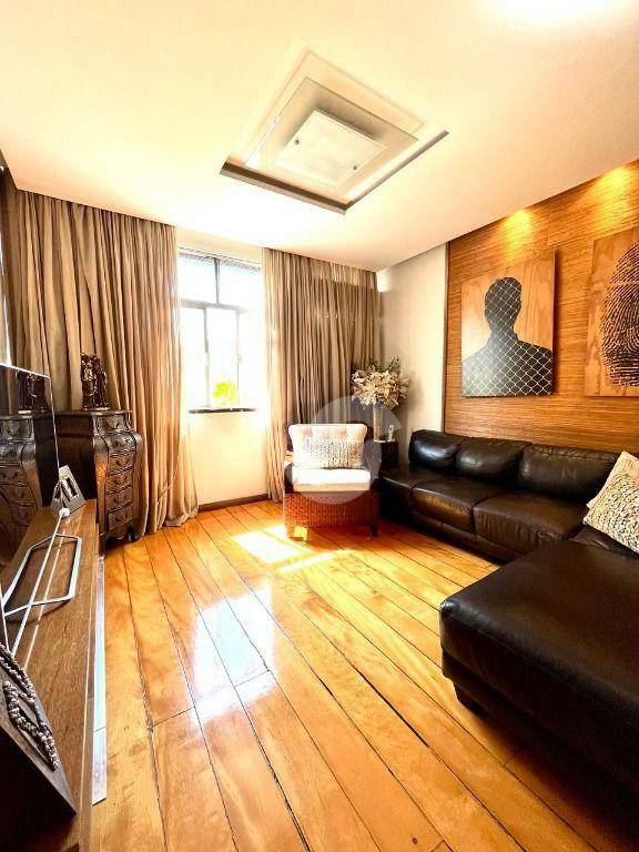  - Apresentando uma oportunidade de moradia única e exclusiva no coração de Icaraí, este apartamento sendo 2 por andar com 168m² é um verdadeiro tesouro