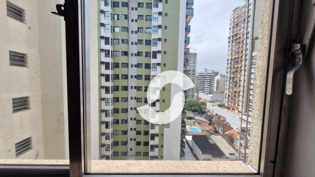  - Amplo apartamento de 3 qts, 2 banheiros, boa cozinha, área e 1 banheiro de serviço. O prédio é muito bem administrado