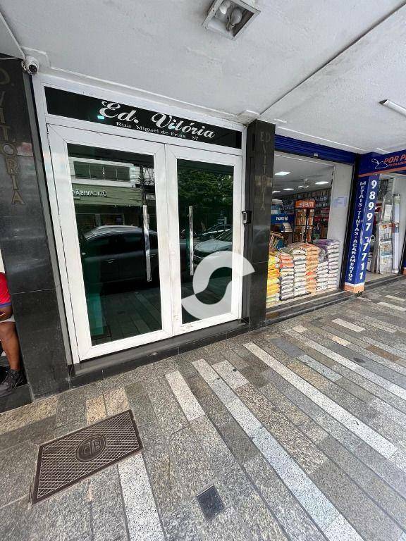  - Esplêndido apartamento estrategicamente situado na quadra da deslumbrante praia de Icarai. Com a vantagem de receber o sol da manhã, esta residência s