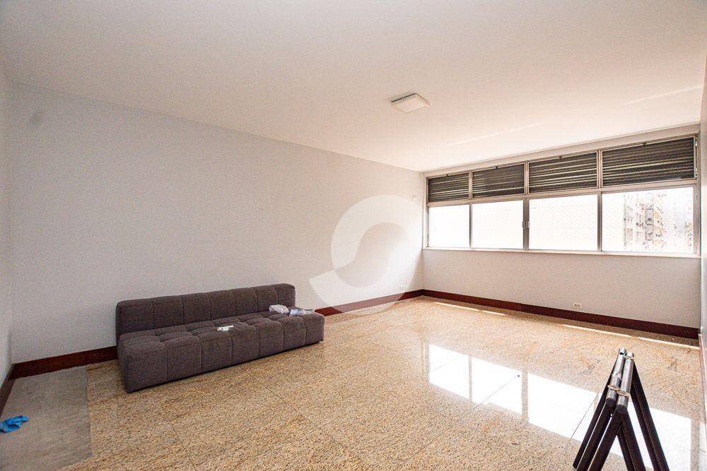  - Apartamento na primeira quadra da praia de Icaraí, original de 4 quartos, suíte, vaga e dce R$ 1.600.000