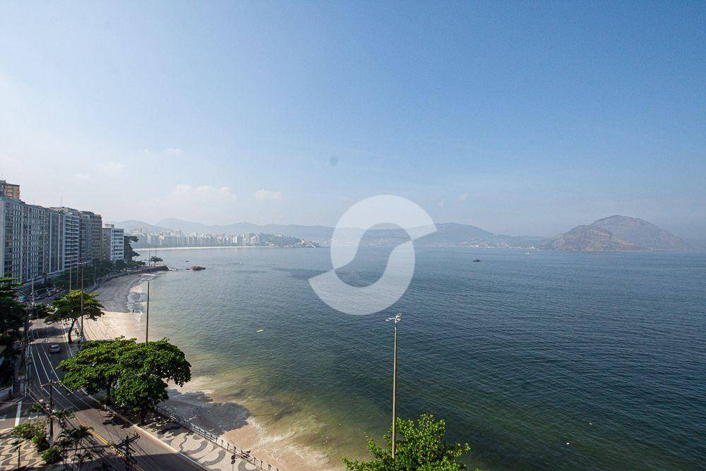  - Apartamento de quatro quartos, frente mar, salão, sala intima, 1 suíte com closet, cozinha, lavabo, dependência completas. 1 vaga de garagem.