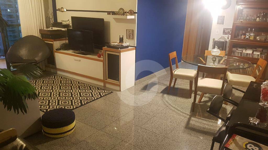  - Bom apartamento com: Sala em 3 ambientes, varanda, 4 quartos, sendo  2 suítes, copa cozinha, despensa, lavabo, banheiro social, 2 vagas