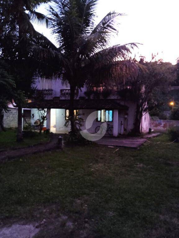  - Casa com quintal arborizado