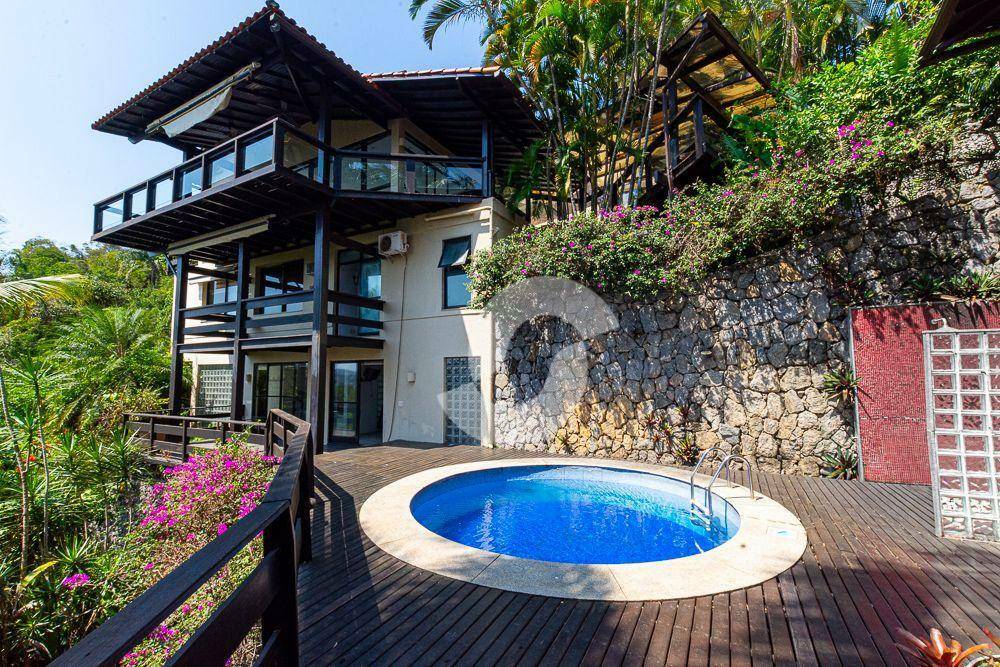 Casa à venda com 4 quartos, 500m² - Charitas,Niterói