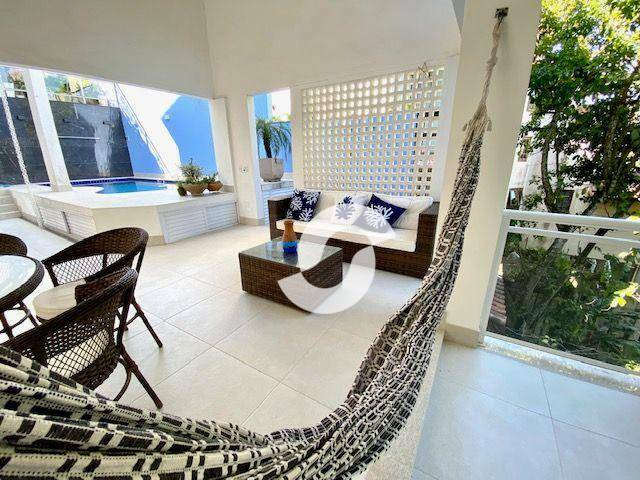 Casa à venda com 3 quartos, 242m² - Pendotiba,Niterói
