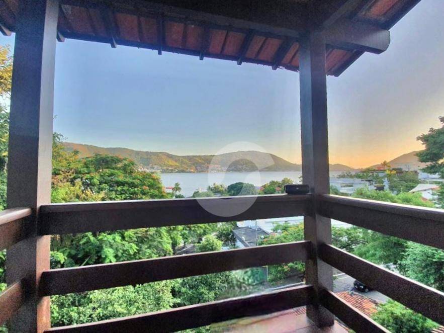 Casa à venda com 5 quartos, 440m² - São Francisco,Niterói