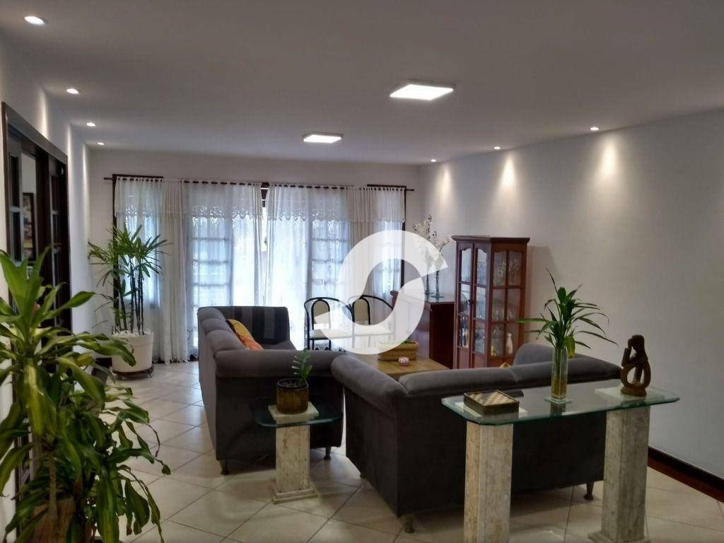 Casa à venda com 3 quartos, 246m² - Pendotiba,Niterói
