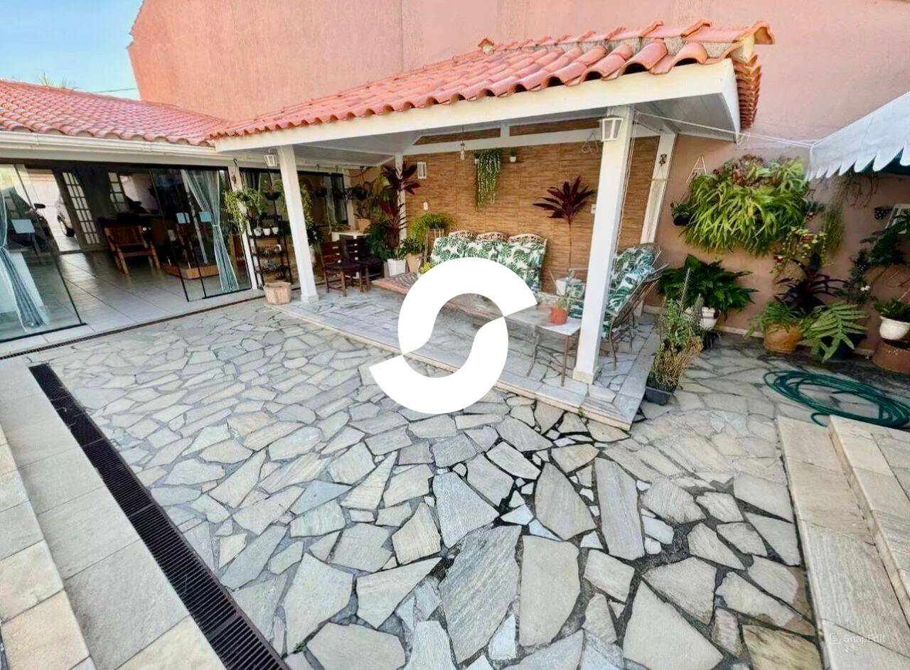 Casa à venda com 5 quartos, 400m² - Itaipu,Niterói