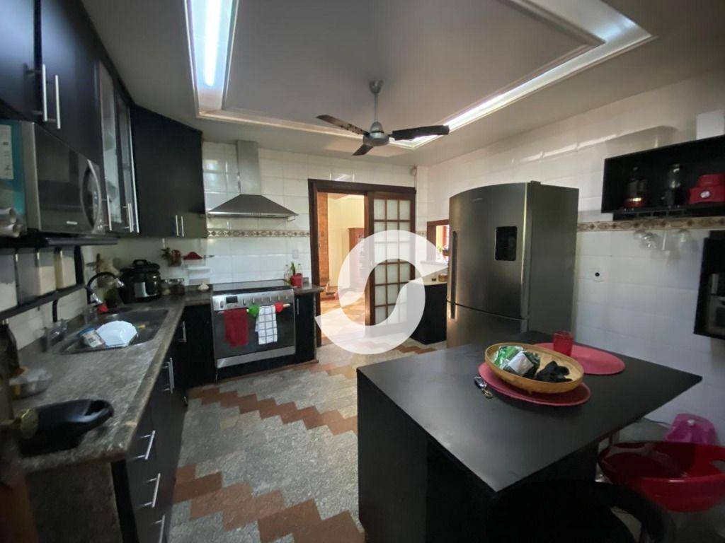 Casa à venda com 3 quartos, 198m² - Itaipu,Niterói