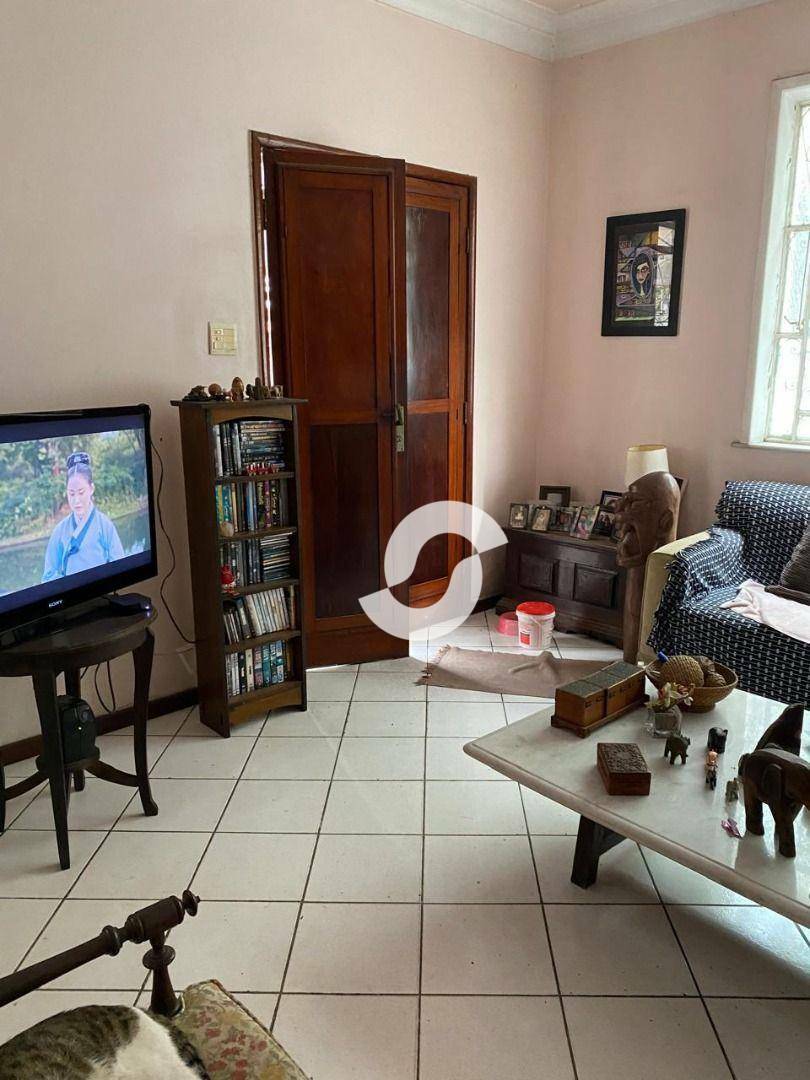  - CASA À VENDA EM EXCELENTE  LOCALIZAÇÃO