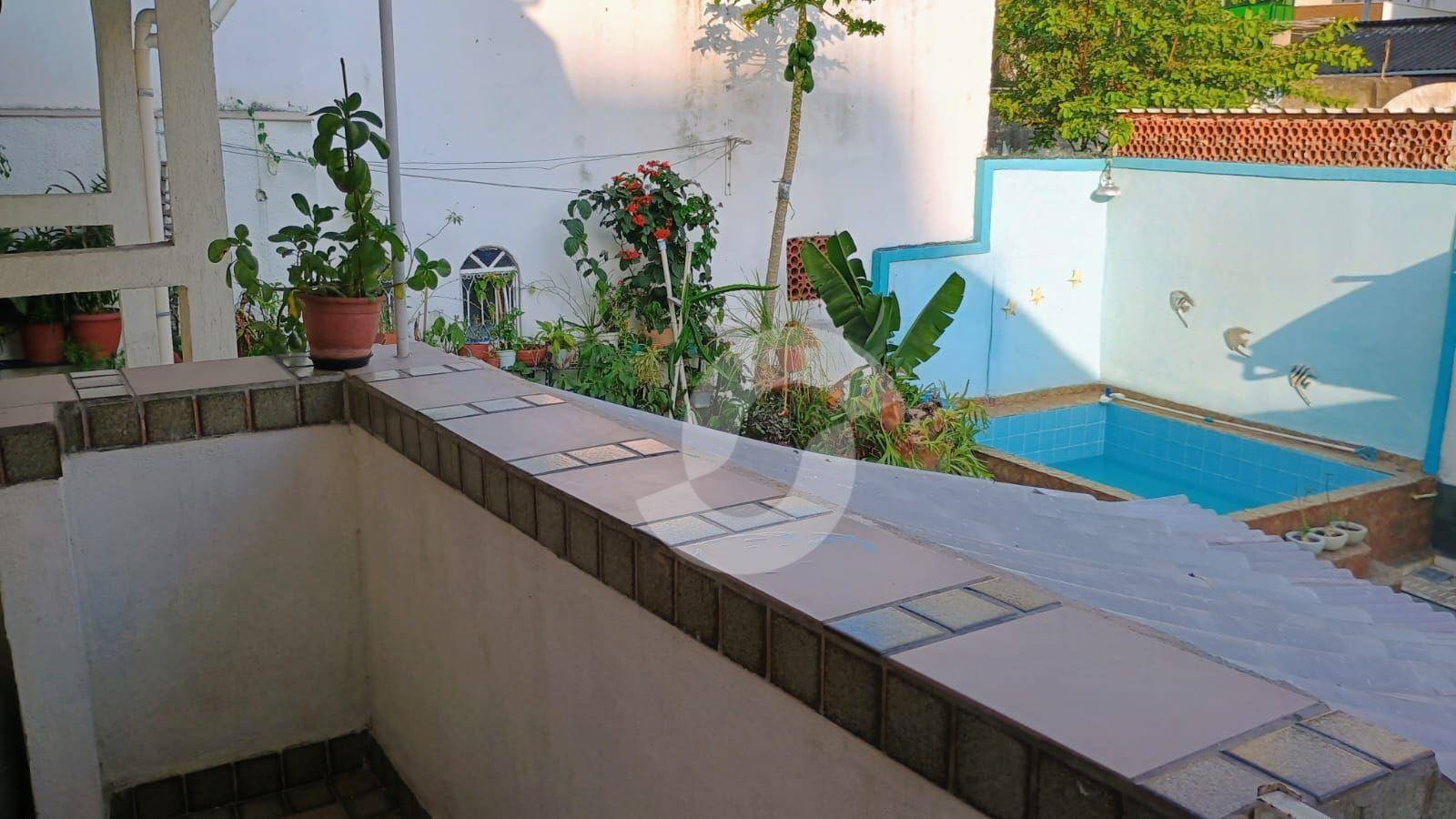  - Casa 4 dormitórios em ótima travessa.