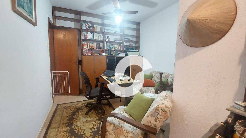  - Excelente casa duplex localizada em uma rua residencial e tranquila de Icaraí. Essa residência solar possui 5 amplos quartos, 2 salas grandes, cozinha