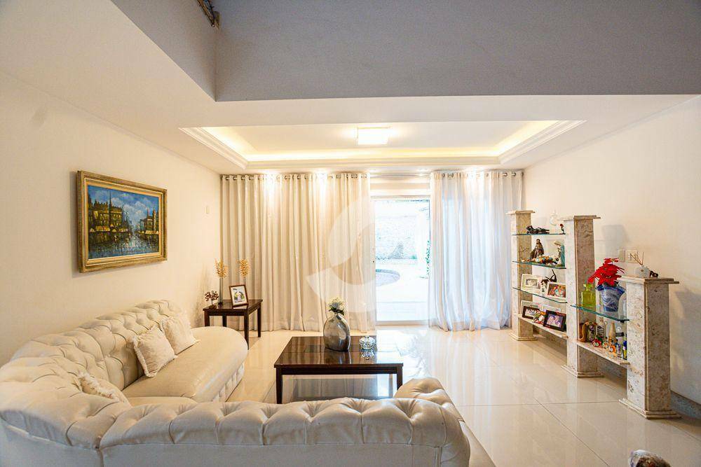 Casa à venda com 4 quartos, 418m² - Camboinhas,Niterói