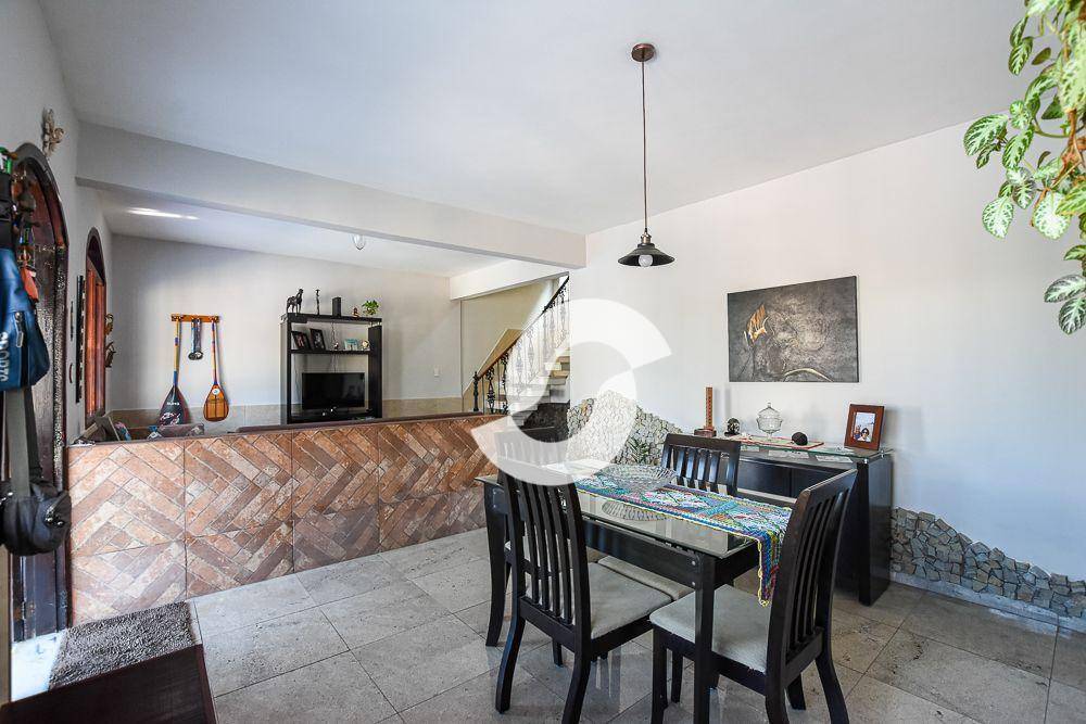 Casa à venda com 3 quartos, 195m² - Santa Rosa,Niterói