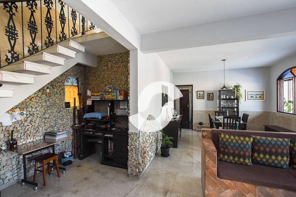 Casa à venda com 3 quartos, 195m² - Santa Rosa,Niterói