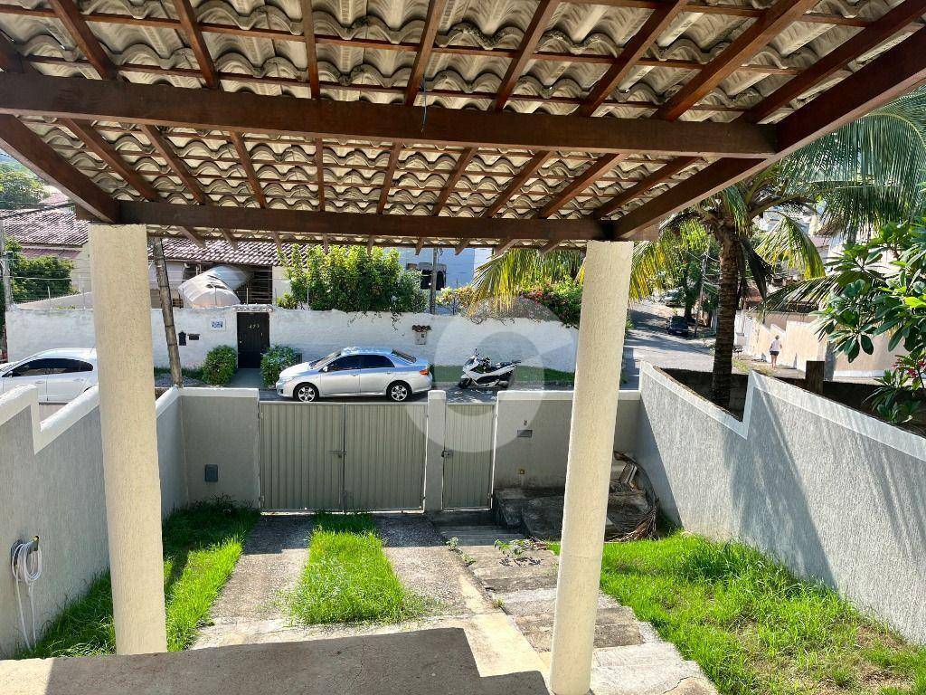  - Av Central, excelente casa duplex com 3 quartos, sendo 1 suíte com varanda, quintal e 2 vagas - R$690.000