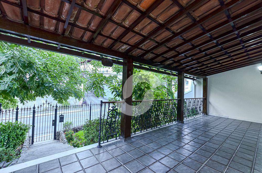  - CASA DUPLEX toda reformada com churrasqueira e vaga para 4 carros