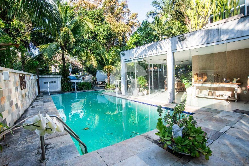  - Casa de Alto Padrão – 5 Suítes, Piscina – 50m da Praia de Itacoatiara