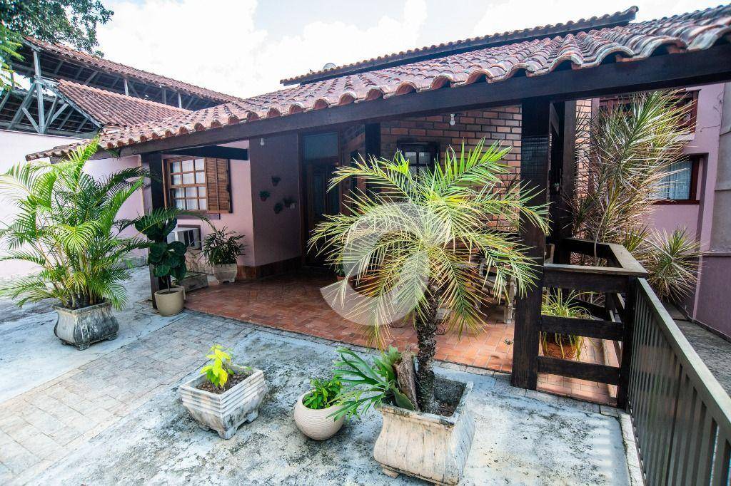Casa à venda com 4 quartos, 248m² - Mata Paca,Niterói