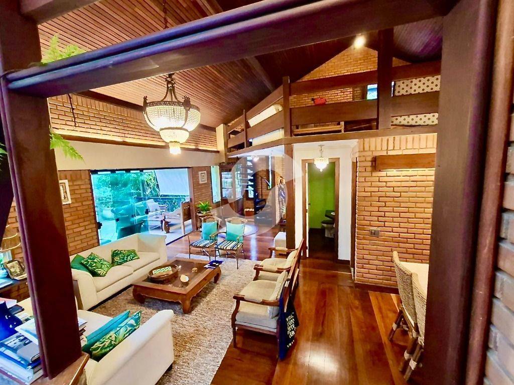 Casa à venda com 4 quartos, 240m² - Itaipu,Niterói
