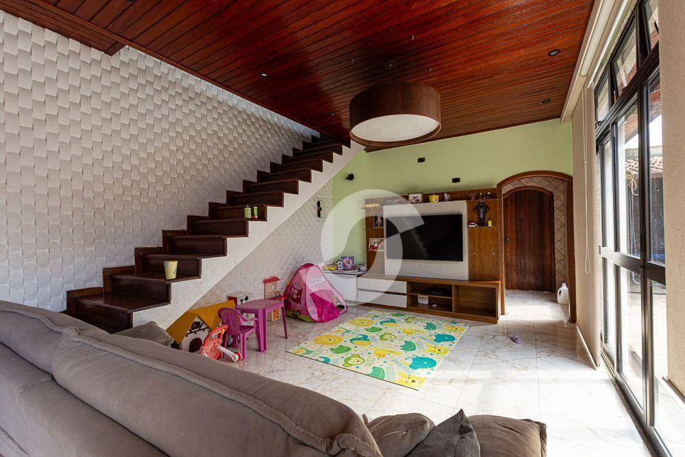  - Casa com piscina em Itaipú