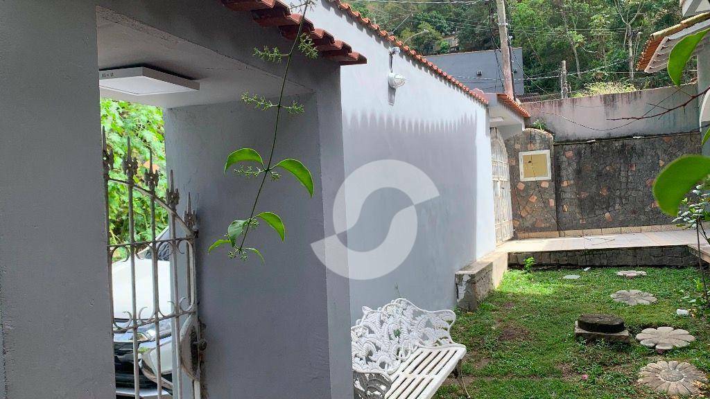  - CASA DUPLEX COM PISCINA E CHURRASQUEIRA
