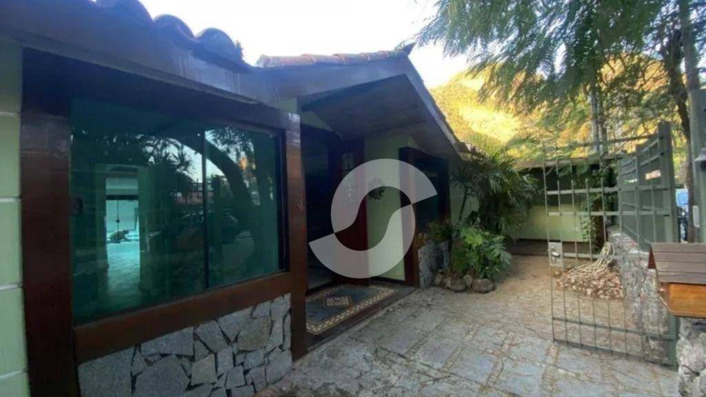  - Casa com 5 quartos (3 suítes), 3 vagas, à venda, 320 m² por R$ 3.200.000 - Itacoatiara - Niterói/RJ