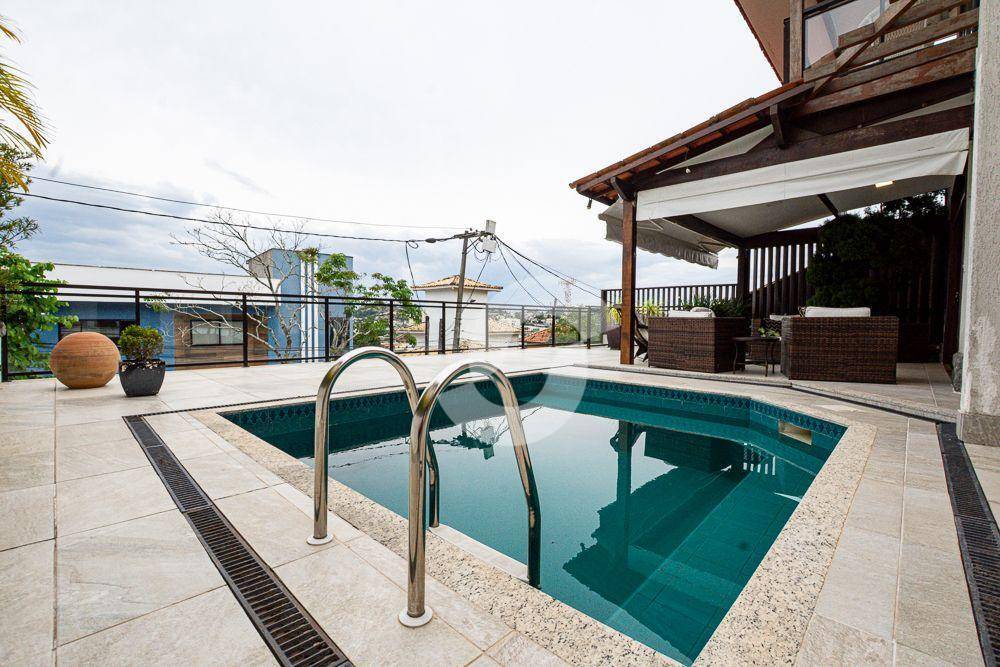 Casa à venda com 3 quartos, 240m² - Pendotiba,Niterói