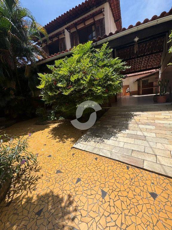 Casa à venda com 4 quartos, 180m² - Santa Rosa,Niterói