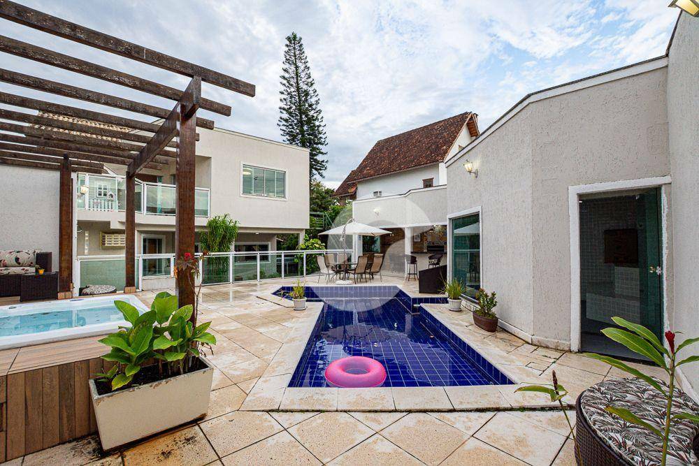 Casa à venda com 4 quartos, 284m² - Pendotiba,Niterói