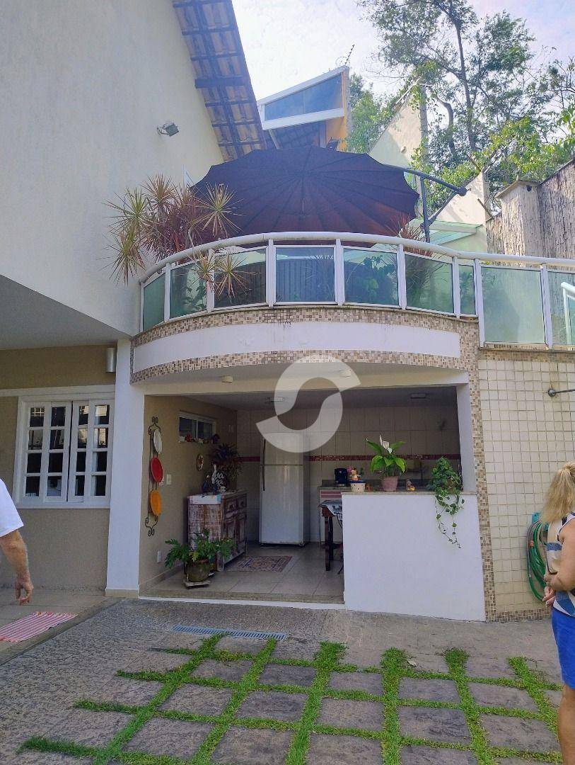 Casa à venda com 3 quartos, 228m² - Pendotiba,Niterói