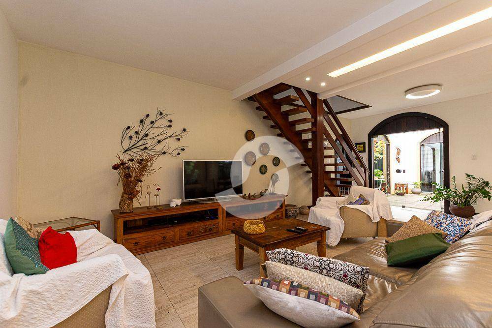 Casa à venda com 5 quartos, 252m² - Maria Paula,Niterói