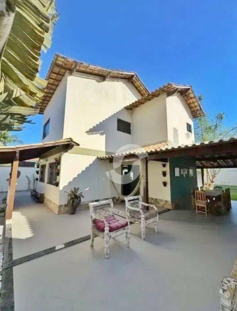  - Excelente casa duplex próxima à Av. Central, ao lado de comércios!