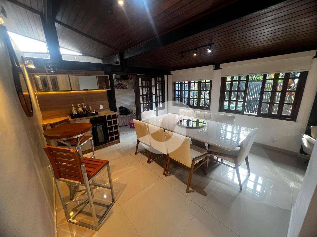 Casa à venda com 6 quartos, 560m² - Itaipu,Niterói