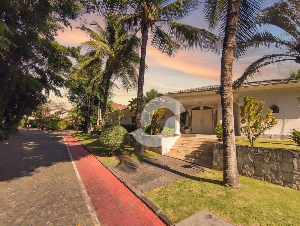 Casa à venda com 4 quartos, 400m² - Itaipu,Niterói