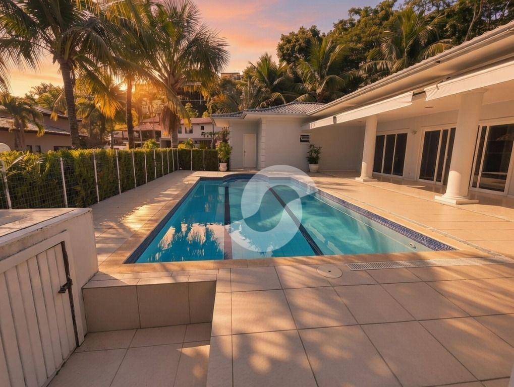 Casa à venda com 4 quartos, 400m² - Itaipu,Niterói