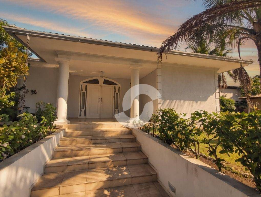  - Casa com 4 dormitórios à venda, 400 m² por R$ 2.950.000,00 - Itaipu - Niterói/RJ