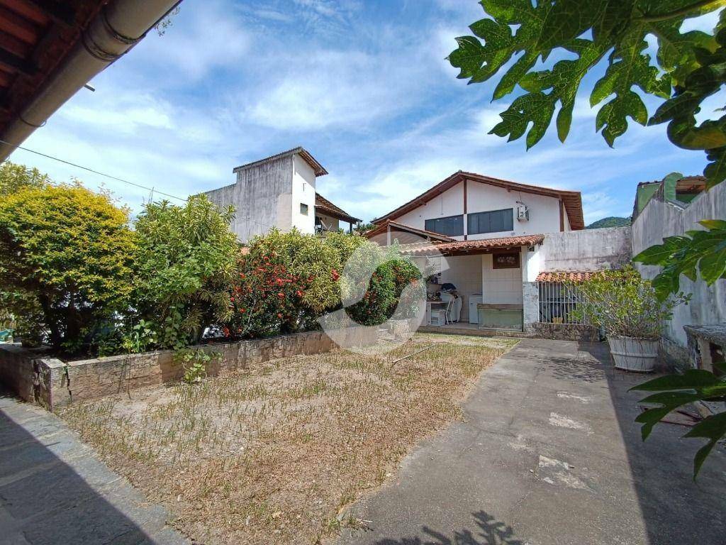  - Casa linear, 2 quartos, piscina em terreno inteiro.