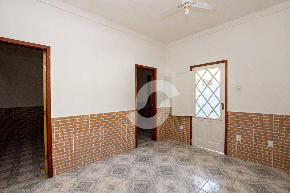  - Casa de vila com 2 quartos, 2 vagas, quintal , Otima Localização - Santa Rosa