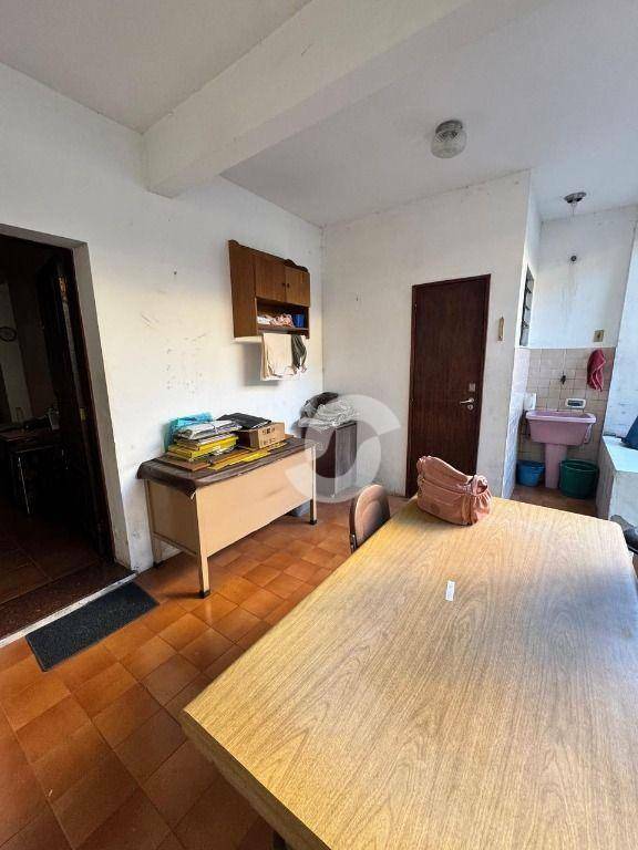  - Casa ampla com potencial comercial no Fonseca!  Excelente oportunidade no coração do Fonseca! Imóvel versátil, ideal tanto para moradia quanto para in