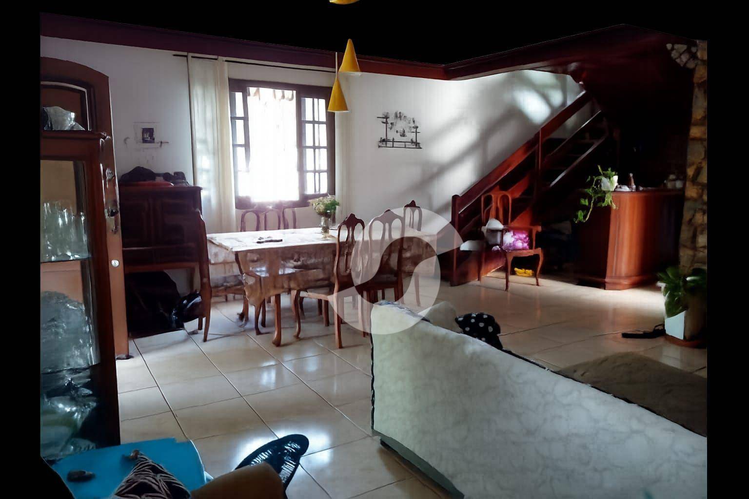  - Opurtunidade! Casa ampla e confortável em ótima localização.