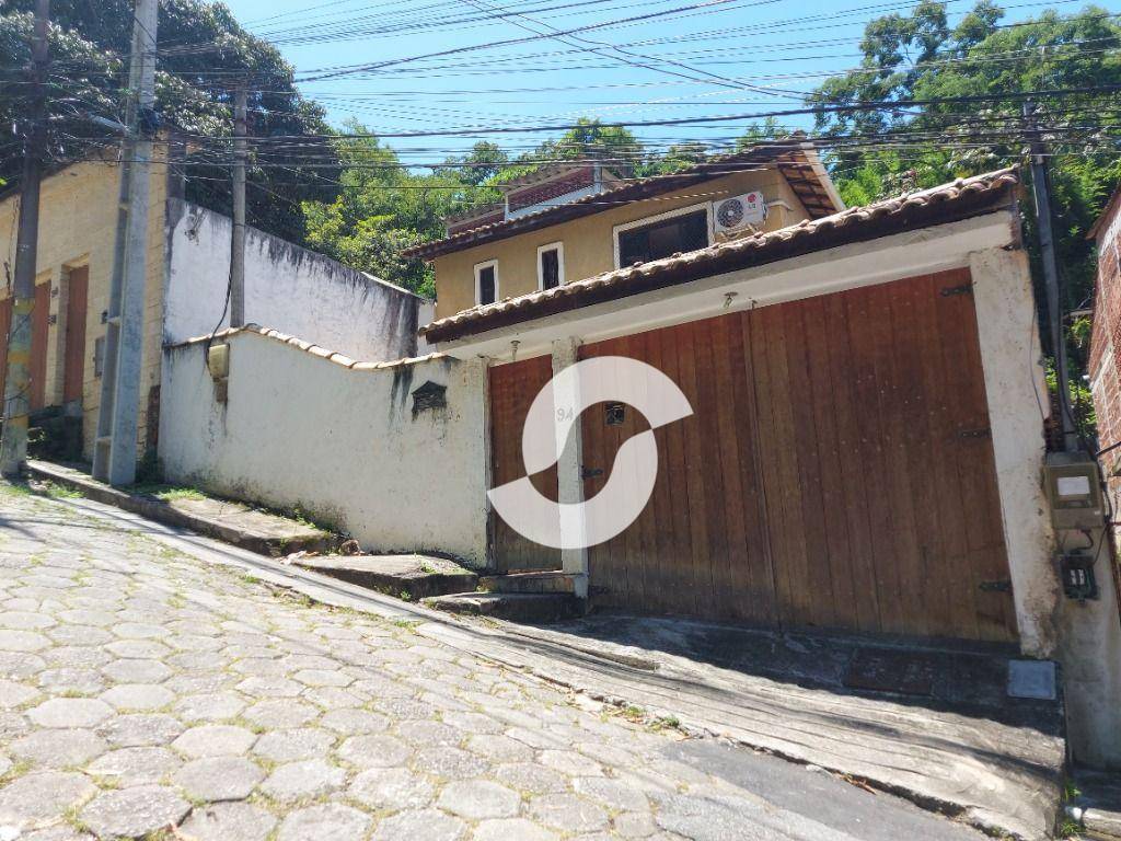 Casa à venda com 3 quartos, 300m² - Santa Rosa,Niterói