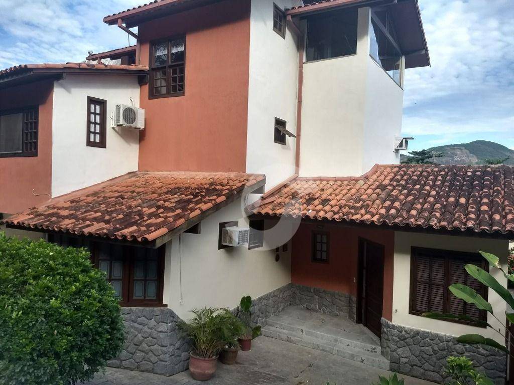 Casa à venda com 4 quartos, 230m² - Itaipu,Niterói