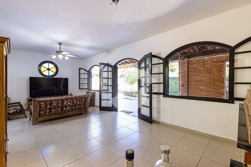 Casa à venda com 3 quartos, 597m² - Maria Paula,Niterói