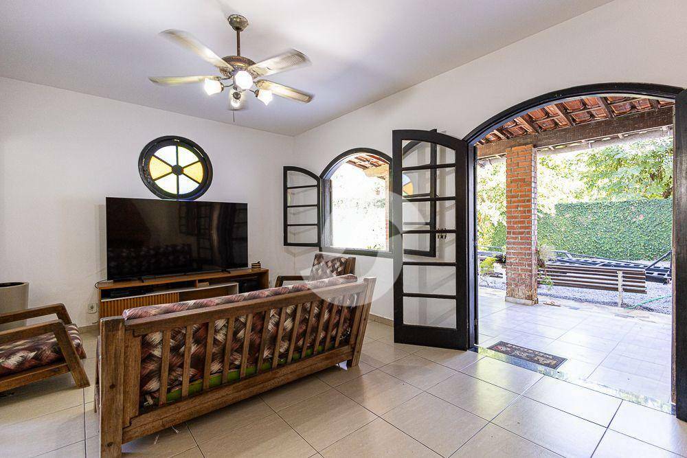 Casa à venda com 3 quartos, 597m² - Maria Paula,Niterói
