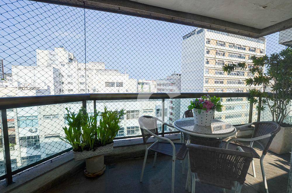  - COBERTURA DUPLEX na praia de Icaraí com 5 quartos e 5 vagas de garagem. Sauna privativa com Piscina e churrasqueira. Acesso direto ao 2º pavimento